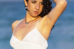 MERCHE-PLAYA-BEACH-DANCING-098-copia-2-scaled
